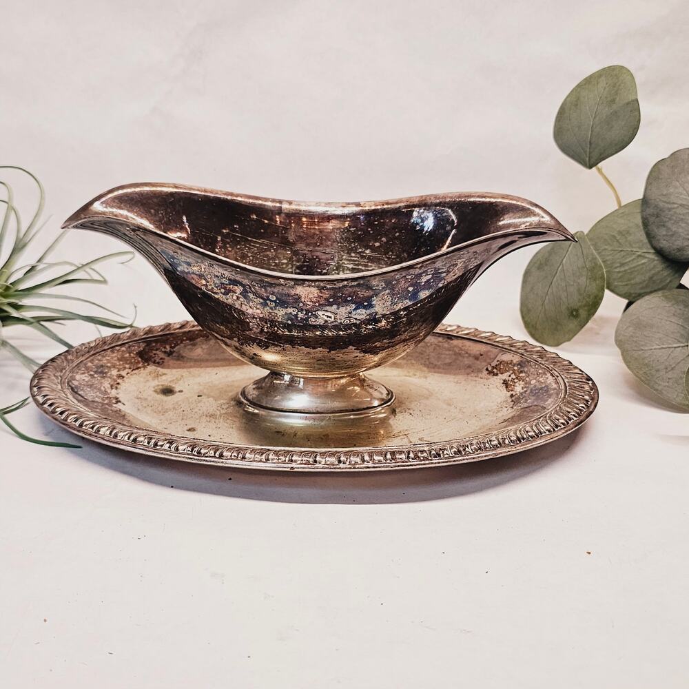 Vintage Wm Rogers Silverplate Sauce Gravy Boat attached Underplate Holiday decor